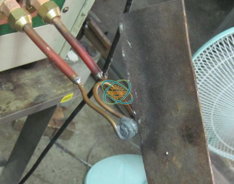 U shape induction coil with magnetic ferrites for heating knife
